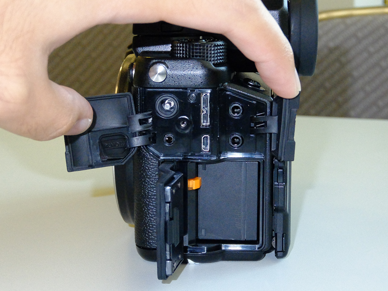 ACアダプター用の端子（左上）も設ける