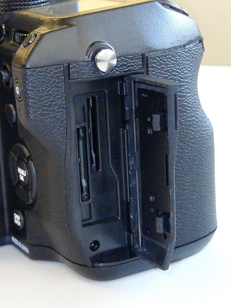 SDカードのデュアルスロットを装備。UHS-IIに対応する