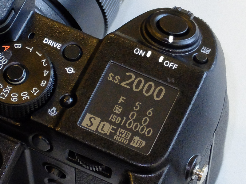 電源スイッチのポジションに注目。OFFでもサブLCDが表示されている