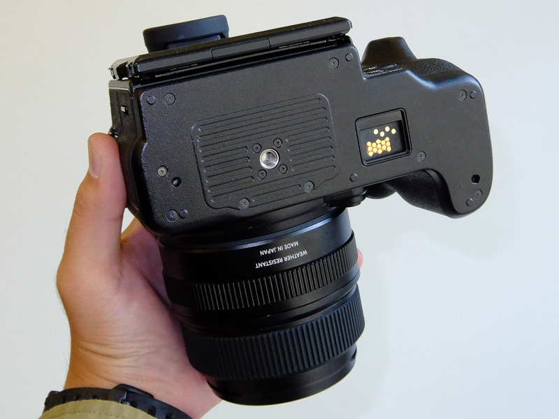 底面の端子は縦位置グリップのためのもの