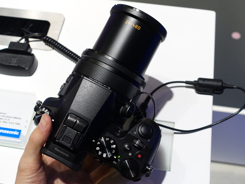 電源オンの状態。ズーム操作しても全長が変わらず、カメラの重心も変化しない