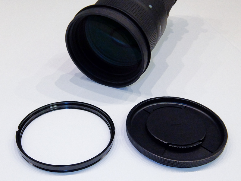 右のホルダーを使ってプロテクターを鏡胴にねじ込む