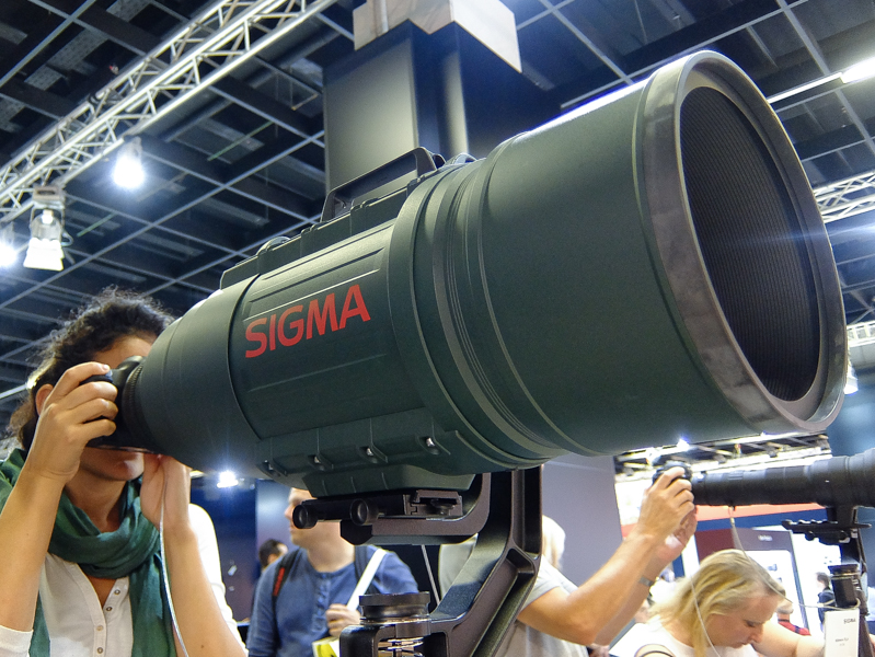 お約束の超弩級レンズAPO 200-500mm F2.8 /400-1000mm F5.6 EX DGの姿も