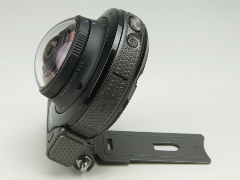 カメラ部側面。メモリカードはmicroSDカード。マイクロUSB端子を備えている