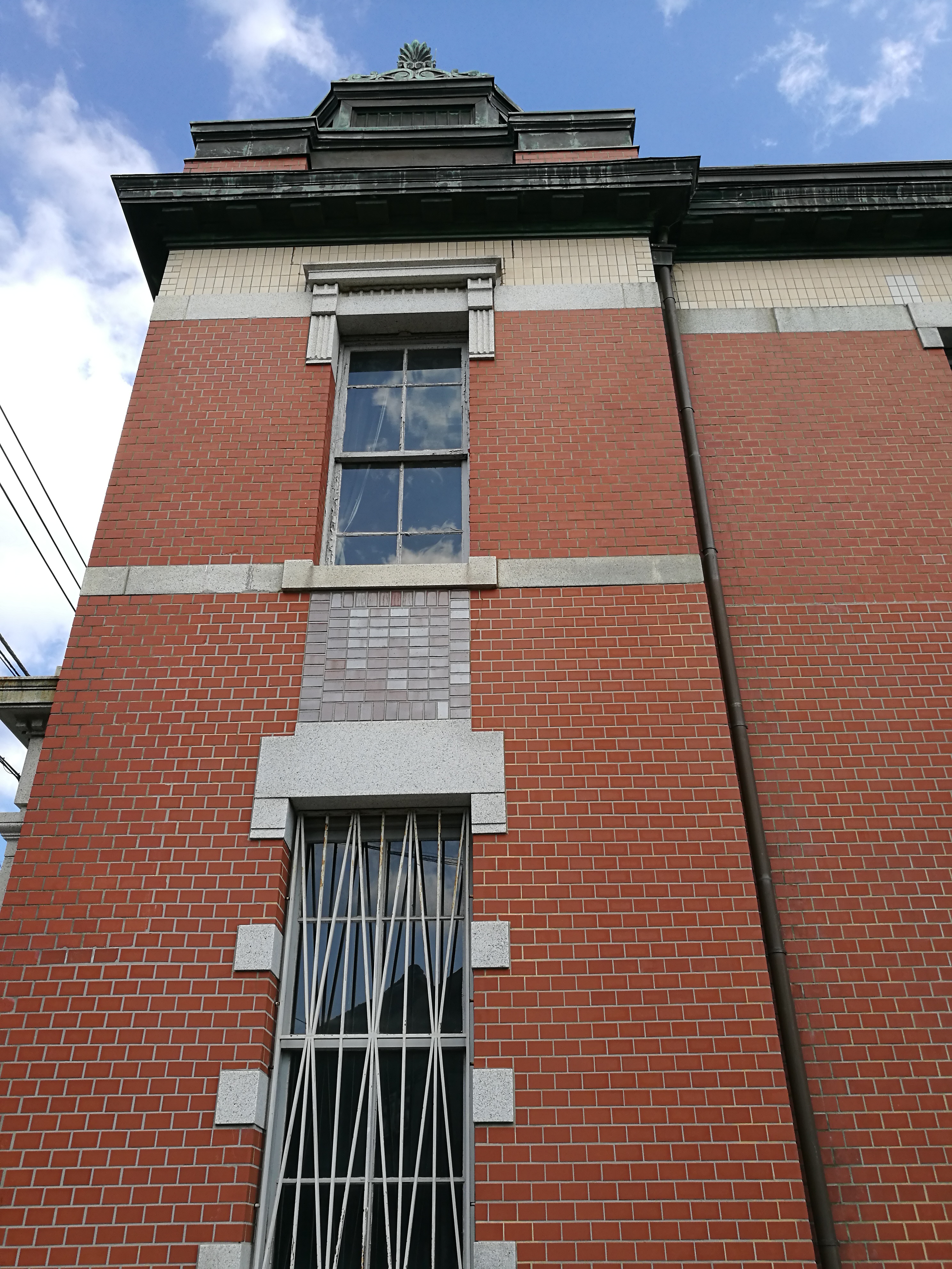 スマートフォンで撮影するとこの程度しか収められない