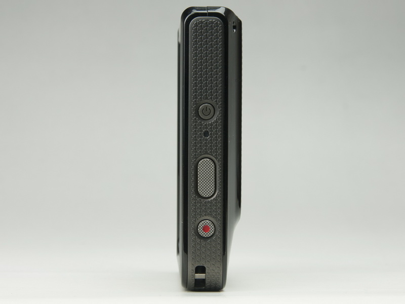 本体側面。電源ボタン、シャッターボタン、録画ボタンが並ぶ