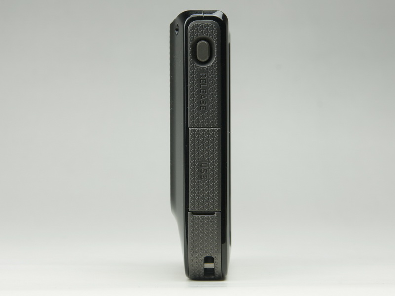 反対側にはリリースボタンとマイクロUSB端子。リリースボタンはカメラ部をコントローラー部やオプションと接続させた場合、それらを外す時に押す