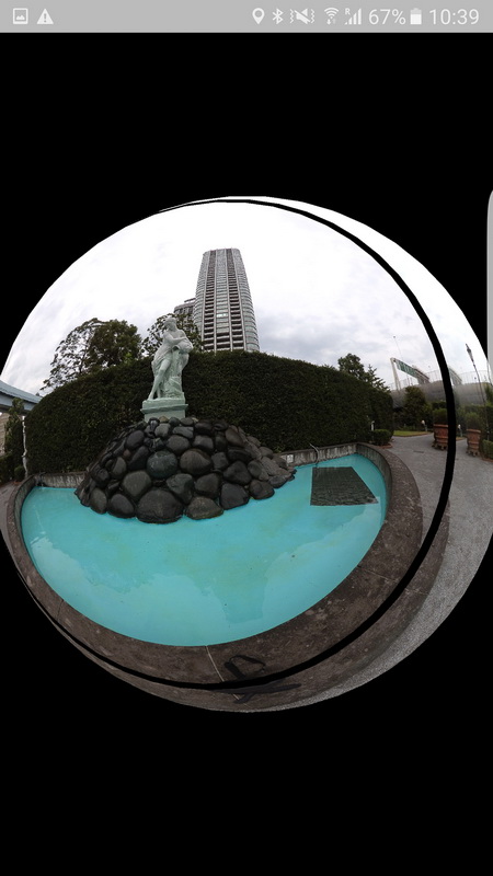 その1とその2を使って作成された全天球画像。つなぎ目に黒い線ができた