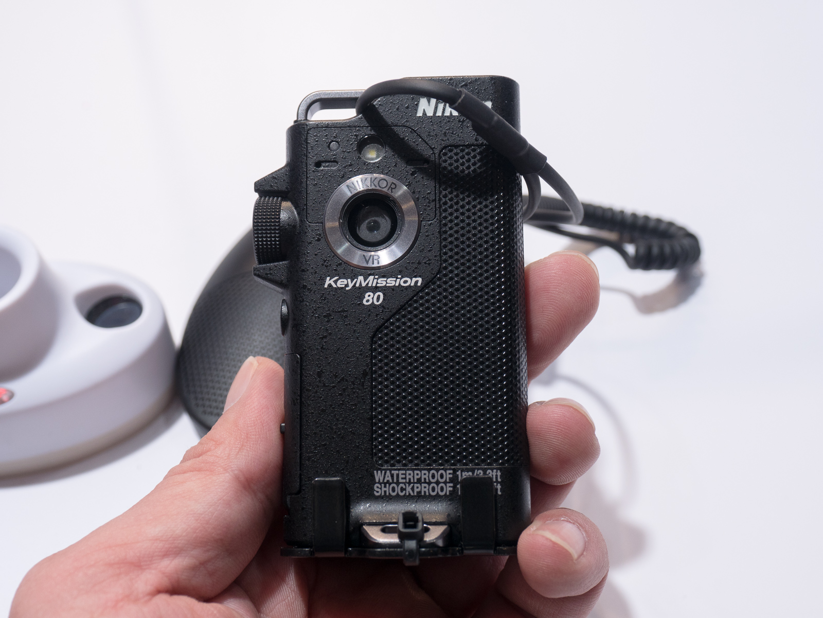 KeyMission 80。片手で素早く撮影できるスリムな形状。メインカメラに加えて、自分撮り用カメラも搭載する。