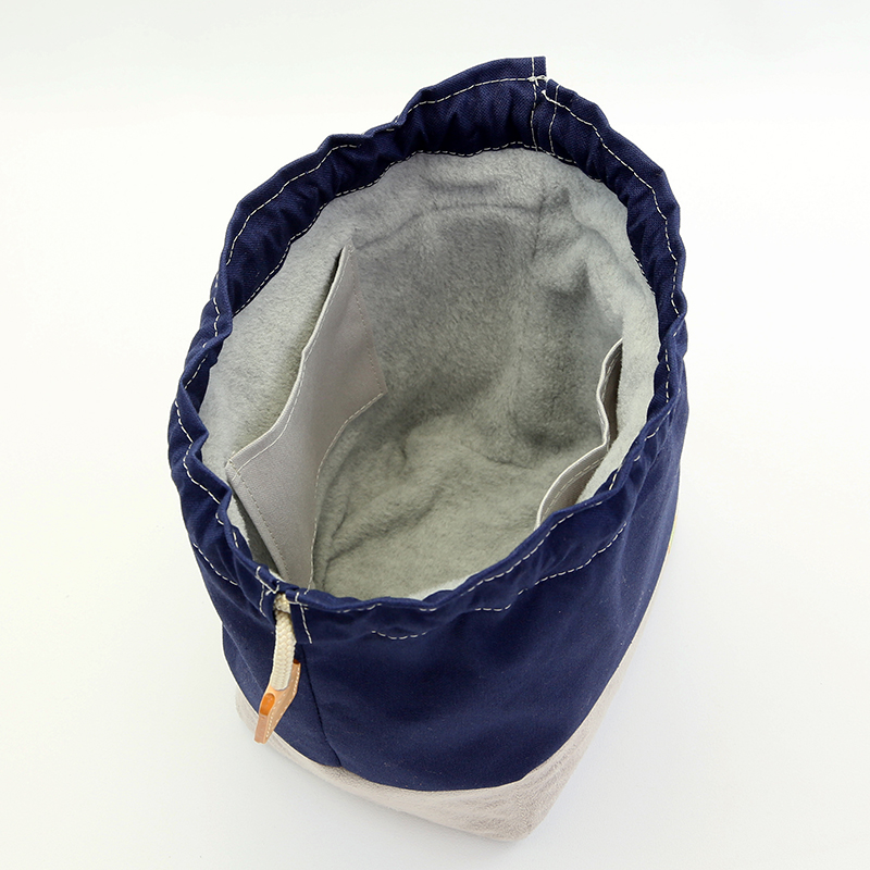 内装にはやわらかなポリエステル生地を採用