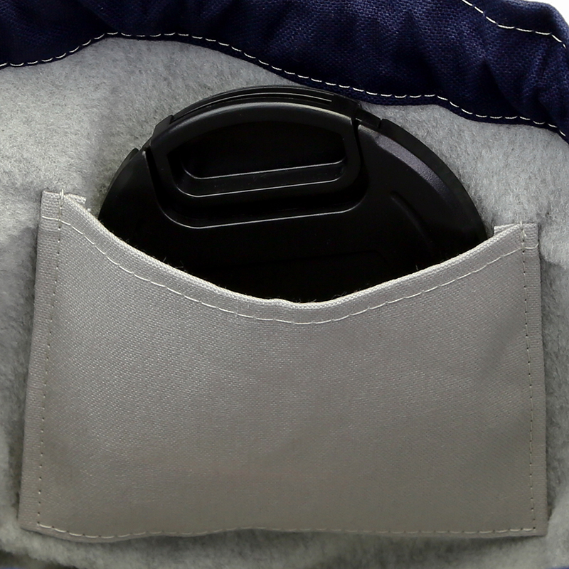 最大77mm径のレンズキャップを収納できるインナーポケット