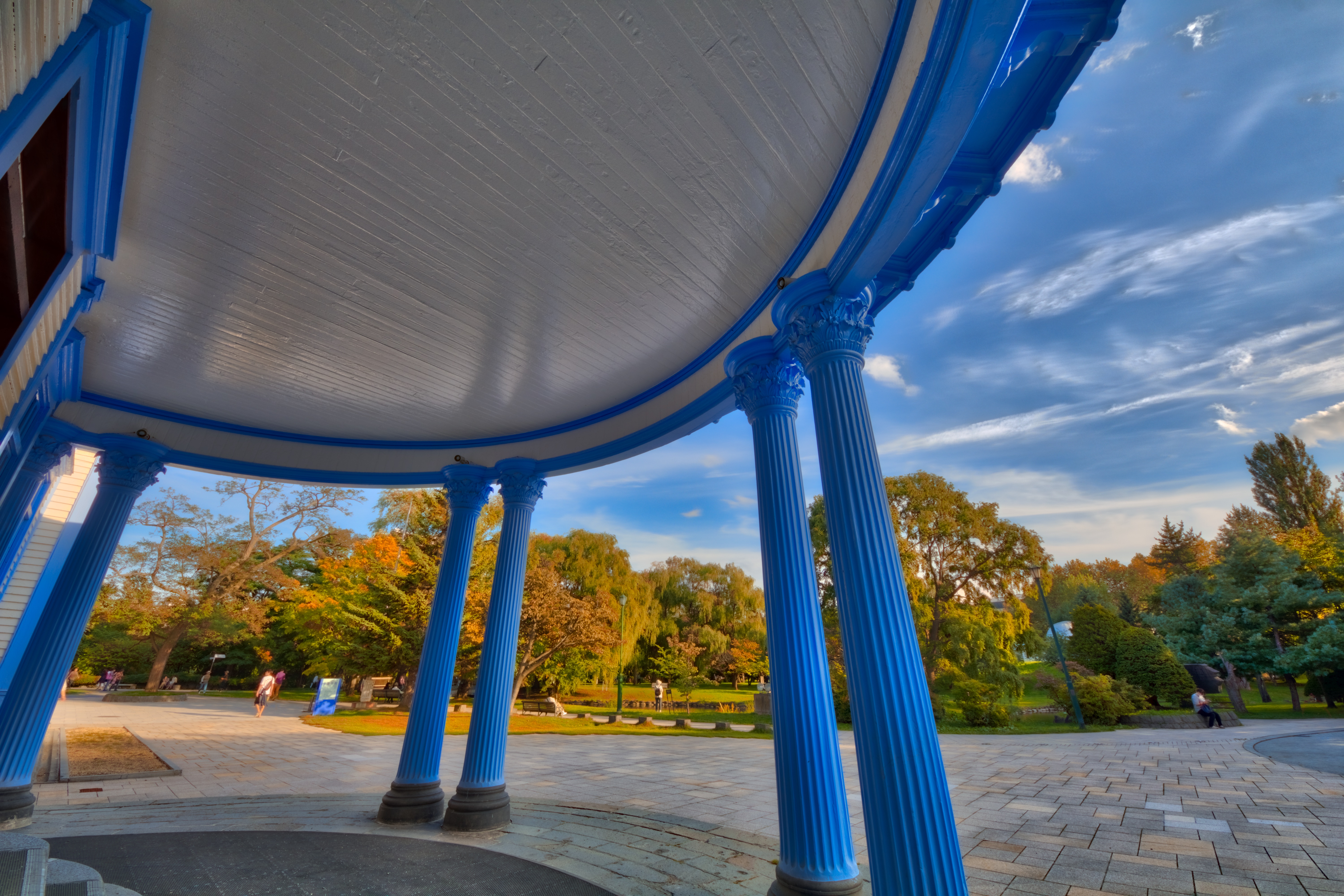 「色調彩度輝度」を操作して仕上げたもの