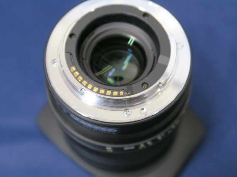 電子接点を装備。各種信号をボディに伝達できる。