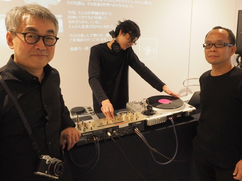 左から、写真家 斎藤巧一郎さん、DJ/音響担当のプロスペック浦田卓さん、本イベントを企画したオリンパスプラザ東京の森暁さん