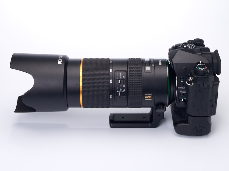 標準付属の花形フードをつけた様子。フードにはPLフィルターを操作するための窓がある