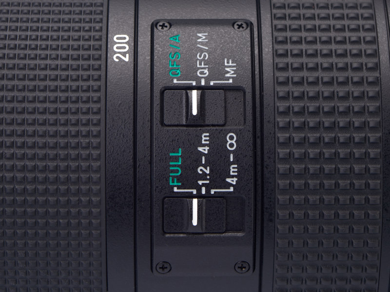 上がフォーカスモードレバー。下がフォーカスレンジリミッター