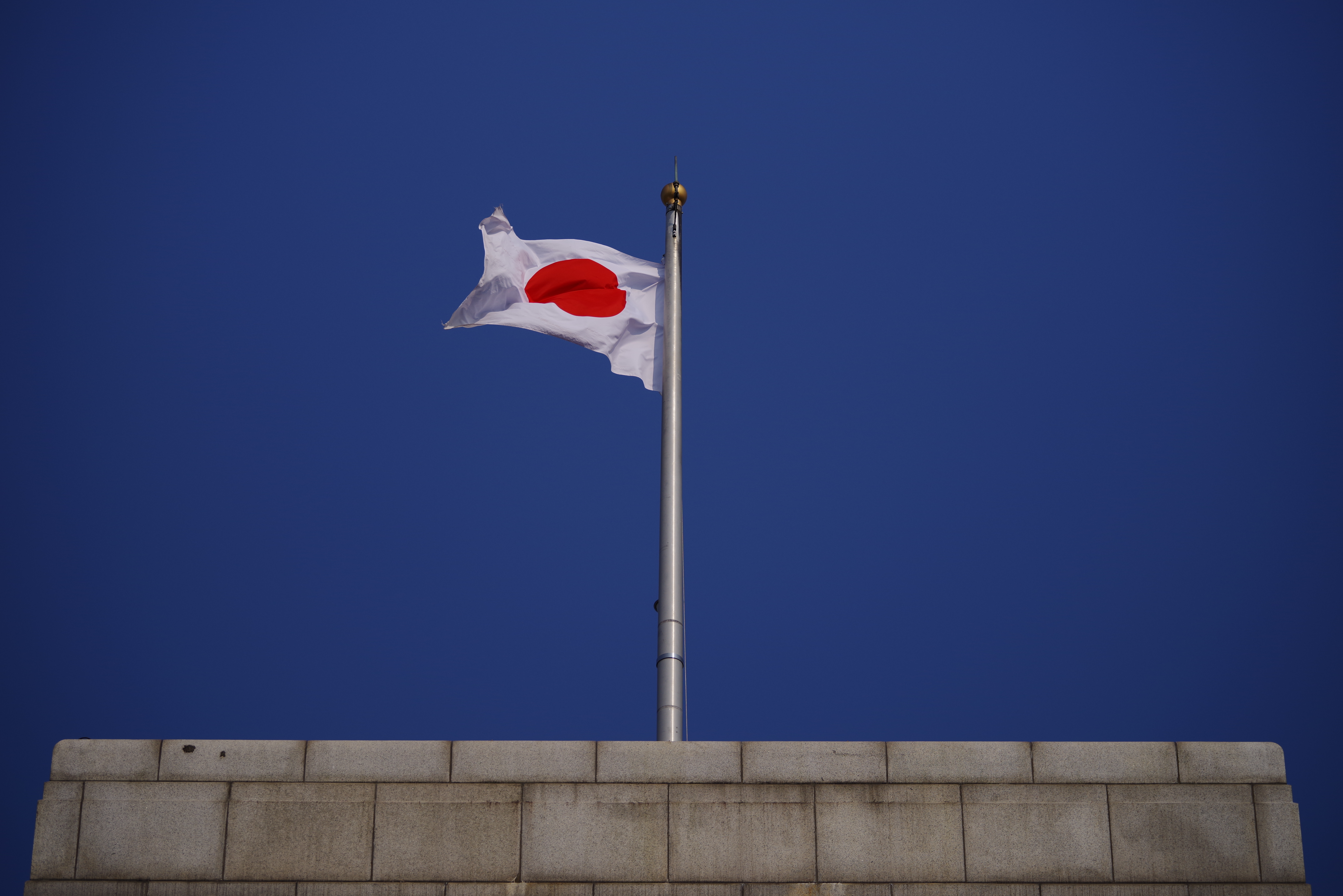 K-1 / 1/8,000秒 / F2.8 / -1EV / ISO125 / 絞り優先AE / 130mm（開放絞りのため手前の石組みの建物はアウトフォーカスになっている）