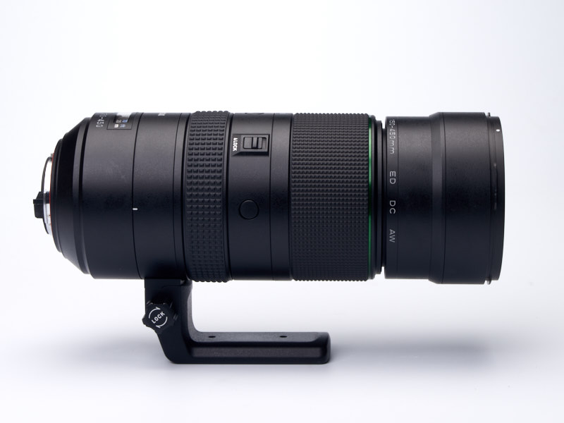 右側面。このレンズは「D FA★」銘ではないのでアクセントカラーは金色のリングではなく緑だ