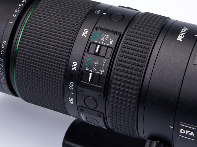 ズームリングとフォーカスリングの間にフォーカスモードレバーとフォーカスレンジリミッターが配置される