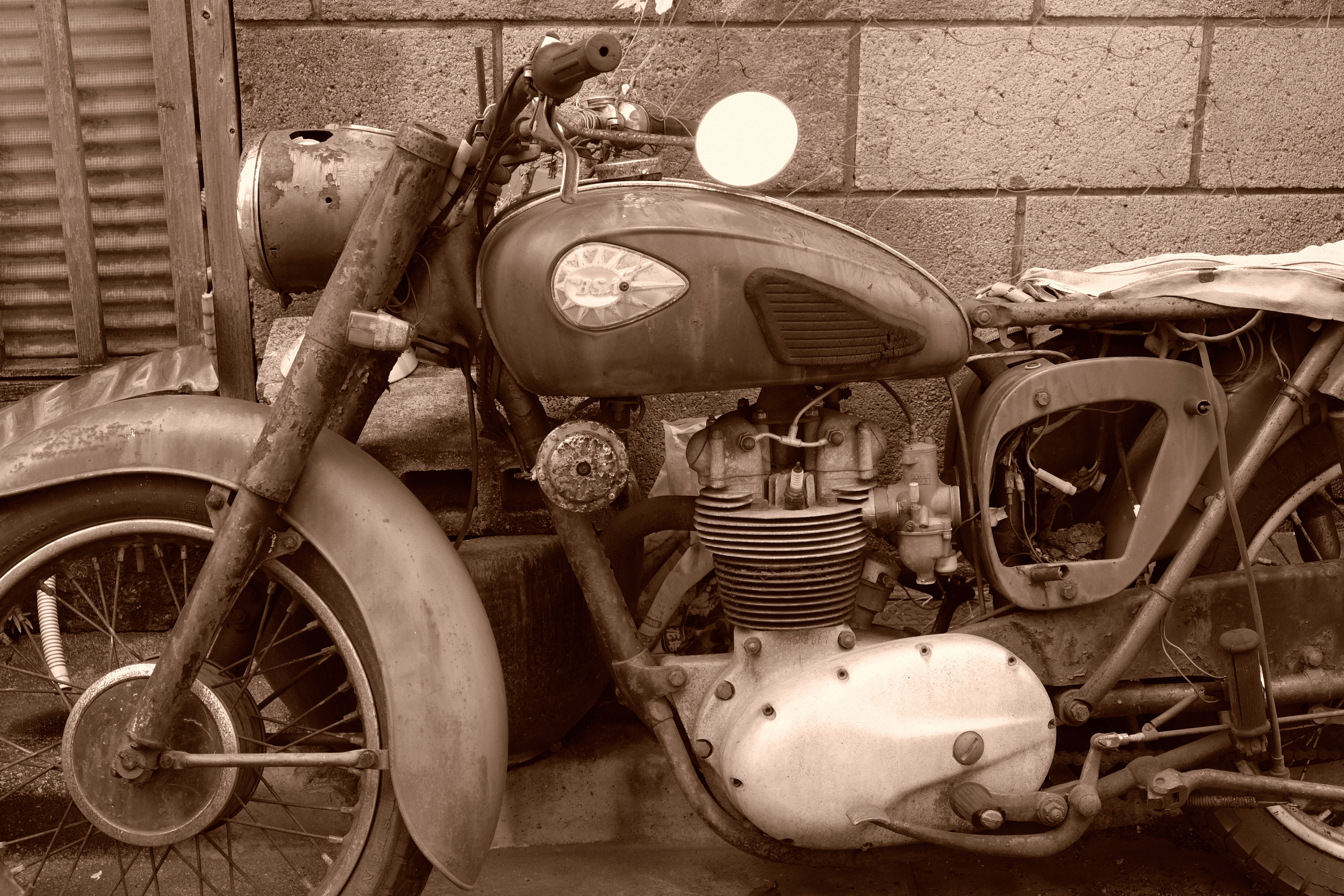 XF18-55mm F2.8-4 R LM OIS / 40.7mm（61mm相当） / F8 / 1/50秒 / -0.3EV / ISO400 / フィルムシミュレーション：SEPIA