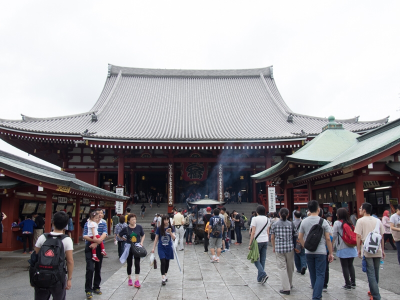 大勢の観光客で賑わう浅草寺本堂前