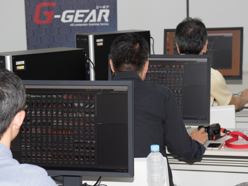 この日撮った大量の写真の中から写真を選ぶ参加者たち