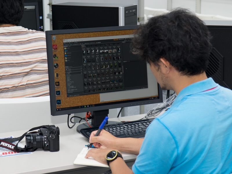 礒村さんのアドバイスを熱心にメモする参加者