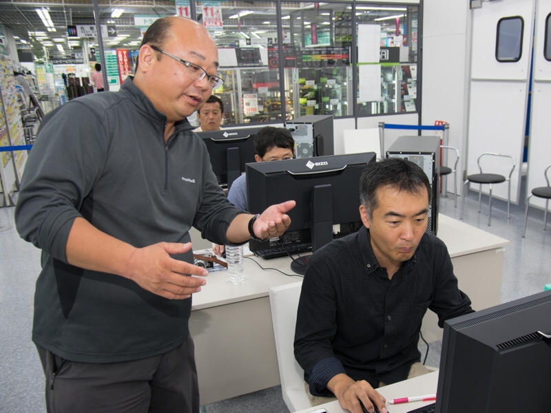 現像方法を参加者に指導する礒村さん