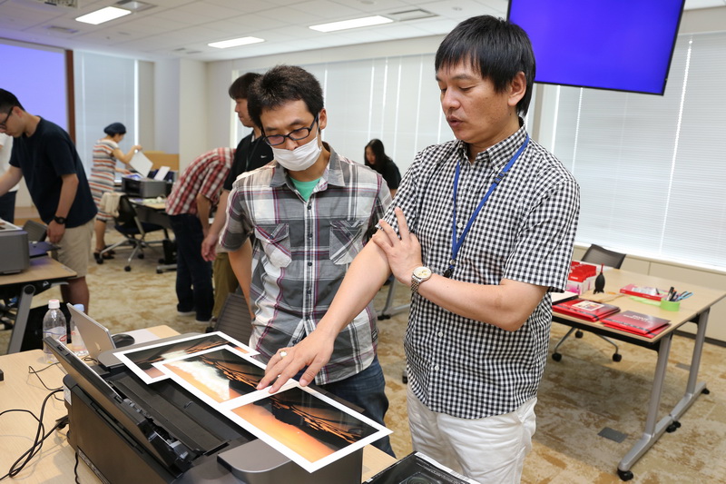 岡嶋和幸さん（右）とキヤノンPIXUS PRO-100S。前回のイベントより。