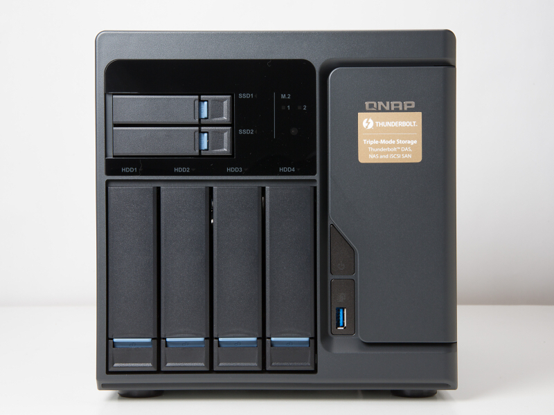 正面。外形寸法は高さ231.9×幅224.9×奥行き319.8mm。質量は7.7kg（HDD、SSD含まず）。HDDスロット4基、SSDスロット2基を搭載。各ドライブの状態を明滅で知らせるLED付き。電源ボタンは長押しでON/OFFする。USB3.0ポートがひとつ用意されている。