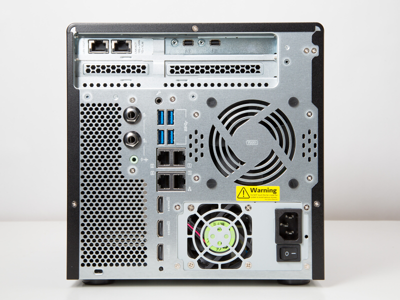 背面。メイン電源スイッチ、10GBase-T LANポート×2、GbE LANポート×4、USB3.0ポート×4、HDMIポート×3、リセットボタン、6.3mmマイクロホンジャック×2、3.5mmライン出力ジャック×1、Thaunderbolt2ポート×2、音声出力用スピーカー×1、オーディオ用スピーカー×1。