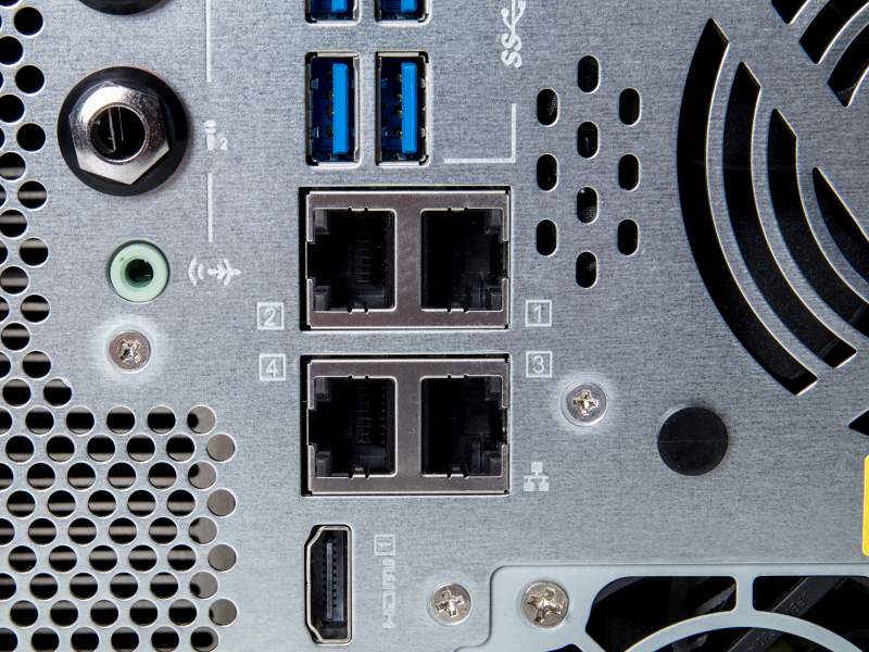 TVS-682TにはLANポートが6つ用意されている。こちらの4つはGbE対応のLANポート。基本的には4つのポートのどれにLANケーブルを接続しても良い。