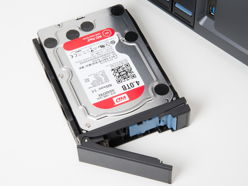 3.5インチのHDDまたはSSDを4基収納可能。ドライブはカセット式で筐体から着脱できる。今回はNAS用に耐久性が高められた、ウエスタンデジタルのREDシリーズHDDを選択した。