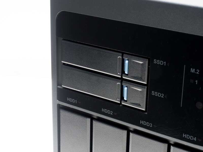 2基のSSDはキャッシュ用として搭載される。こちらもスライド式カートリッジで簡単に着脱できる。