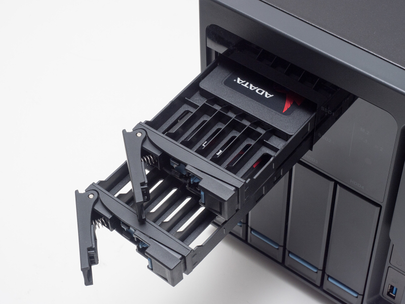 SSDのカートリッジを引き出したところ。