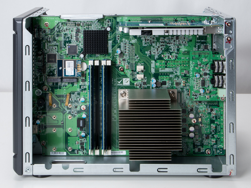 ファンを外した状態の筐体内右側面。