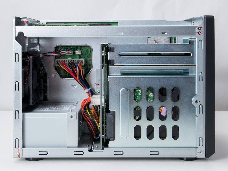 筐体内左側面。電源装置は出力250W