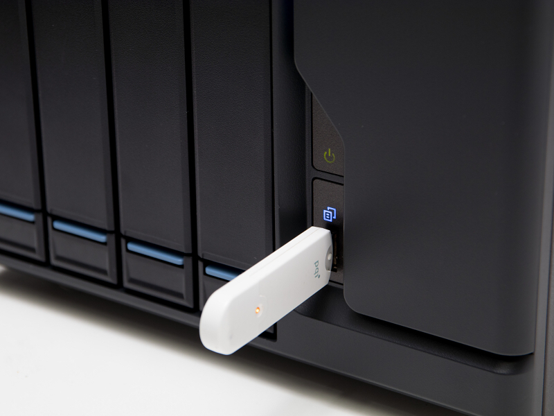 USBメモリを挿してデータを直接NASのHDDにコピーすることもできる。