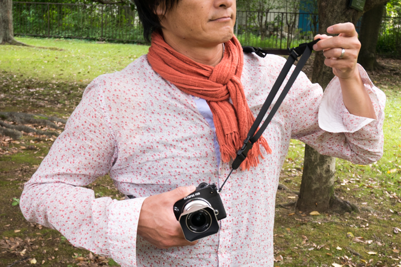 程よい滑りの素材とループフックの仕組みにより、手元でサクッと調整できる