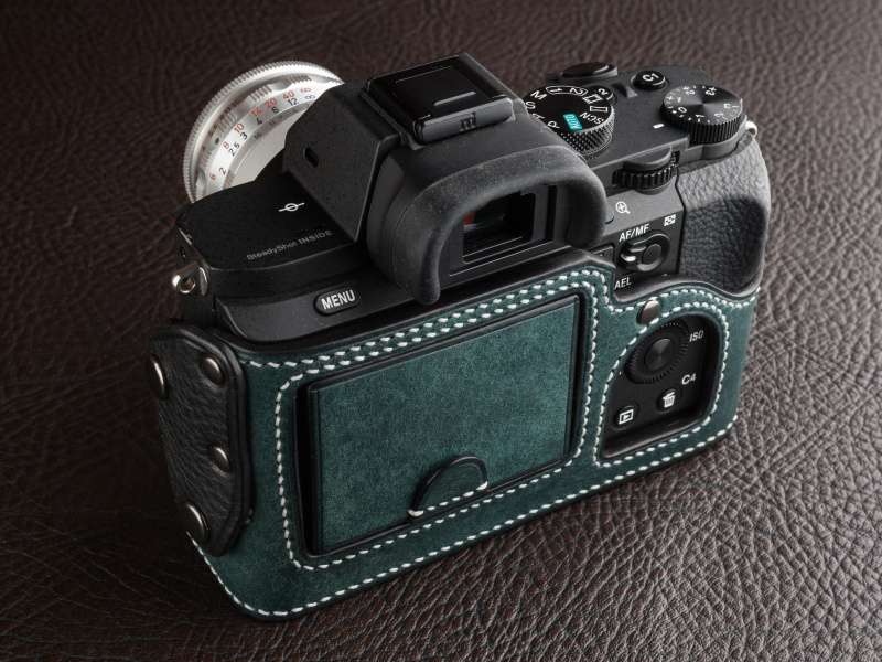 背面はブリッジのあるスタイルだ。液晶保護のレザーパーツが付属する