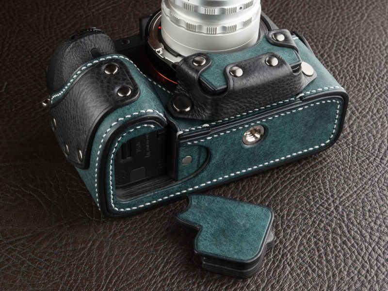 底部が開き、エバレディケースを付けたままバッテリー交換が可能だ