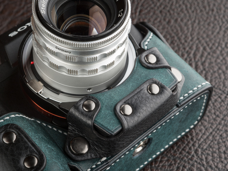 LM-EA7の下部をレザーパーツで覆う。アダプター付きボディに特化したデザインだ