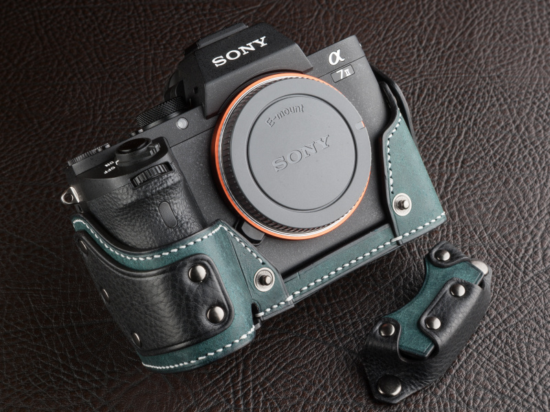 レザーパーツは着脱式で、取り外すと通常のケースとして使用できる