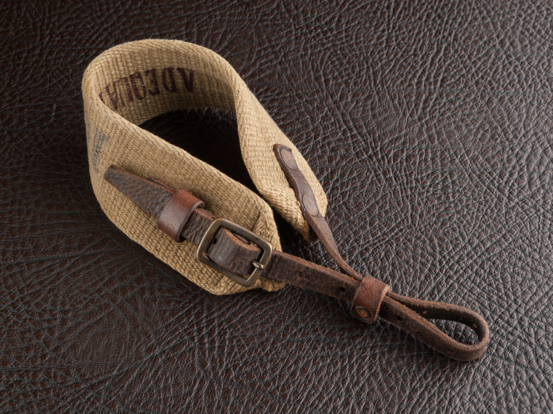 アダクワッタのコンバットハンドストラップは税込8,600円。キャンバス地を使っている