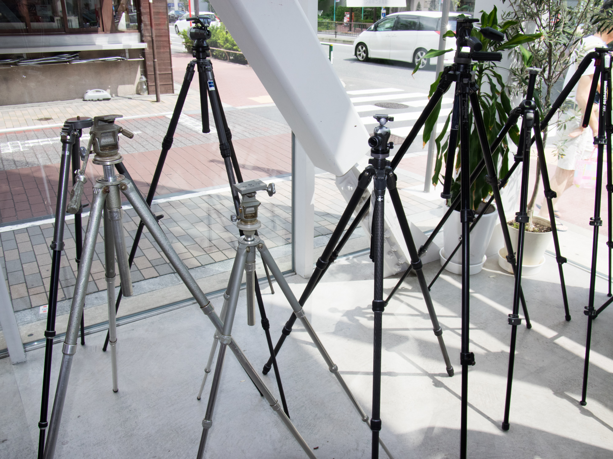 マンフロットやジッツオの旧モデルから現行モデルの一部も展示。