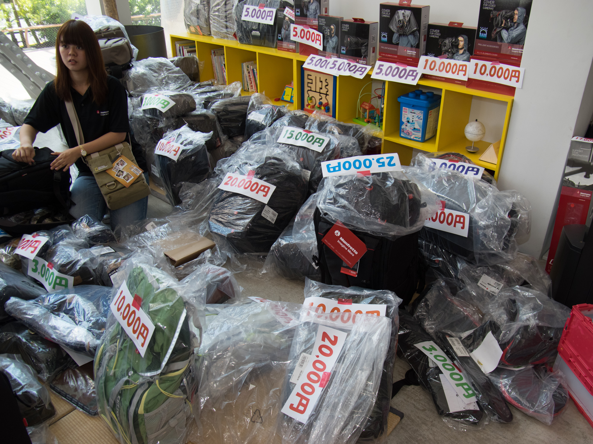 マンフロットやナショナルジオグラフィックのバッグも、大小様々なアウトレット品を取り揃えていた。