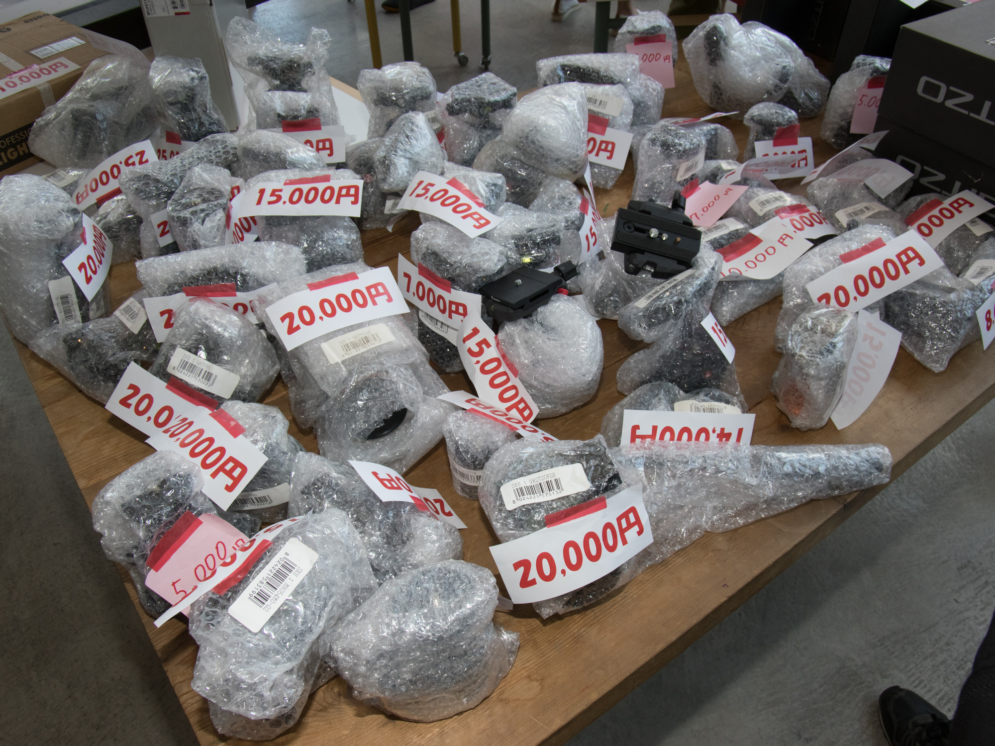 雲台コーナー。それぞれの製品について、梱包表面のシールから型番は確認できるが説明書きのたぐいは特にない。