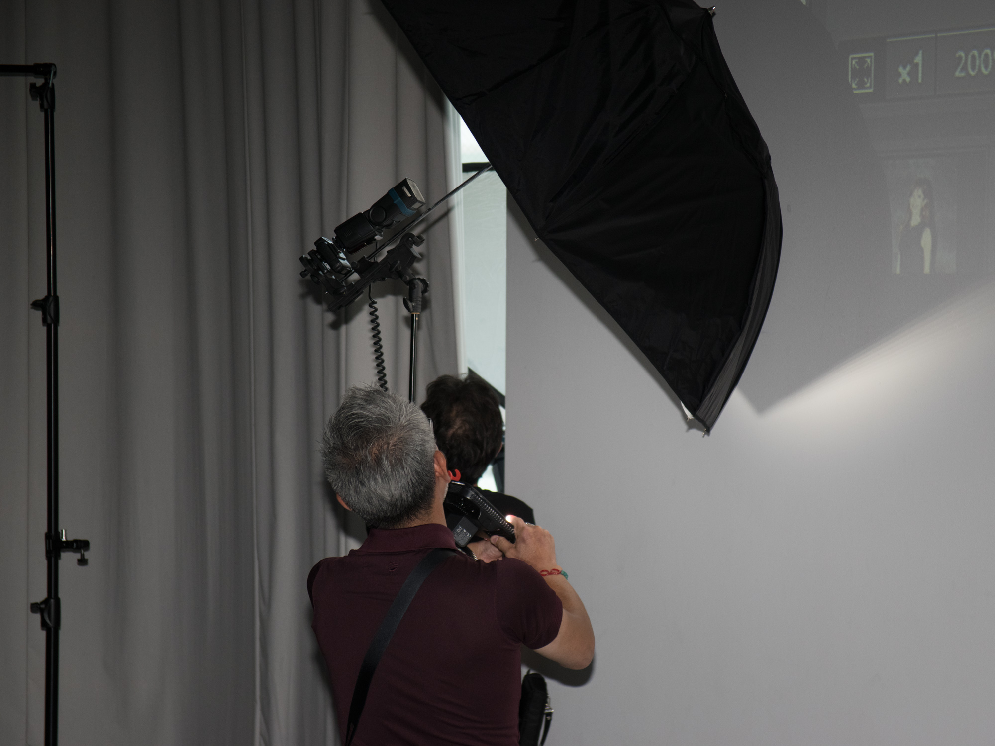 レフ板やアンブレラなど、マンフロット取り扱うラストライトブランドの各種製品を代わる代わる使って、効果の違いと使い所を解説した。