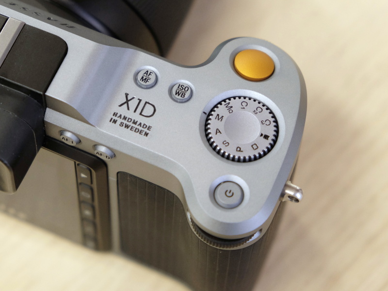 モードダイヤル。引っ込むことで誤操作を防止する