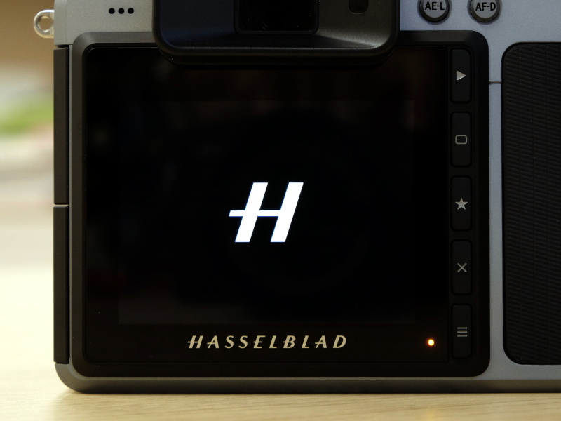 電源オン時に表示されるロゴ